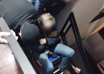 Hallaron desvanecido a un hombre en el baño de su casa y fue asistido por policías en Oberá