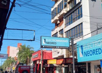 Cayó parte de la mampostería de un balcón en el microcetro de Posadas: Bomberos trabajan en el lugar