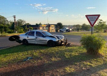 Colisión entre dos autos en una rotonda de Posasas dejó a un hombre y a un bebé lesionados