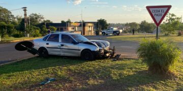Colisión entre dos autos en una rotonda de Posasas dejó a un hombre y a un bebé lesionados