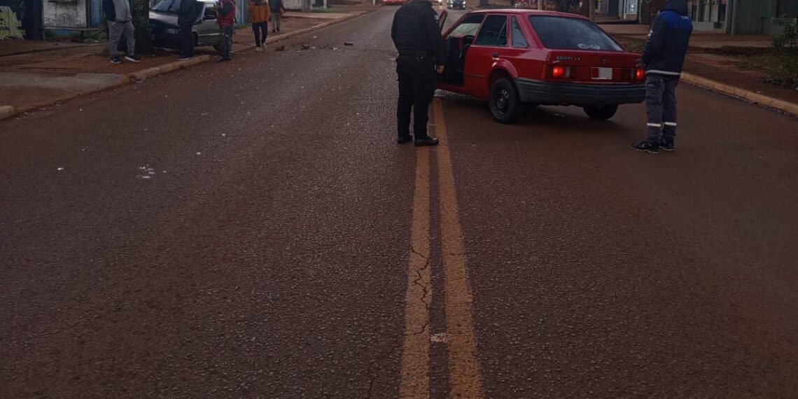 Se durmió al volante y chocó contra un auto estacionado en Eldorado