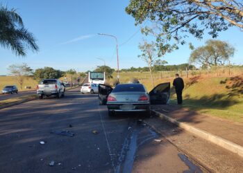 Triple choque en Posadas: un joven fue hospitalizado y buscan a dos ocupantes que abandonaron el auto