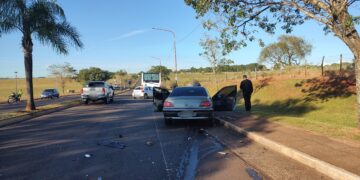 Triple choque en Posadas: un joven fue hospitalizado y buscan a dos ocupantes que abandonaron el auto