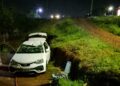 Posadas: un conductor perdió el control de su auto en una calle empinada y terminó despistando