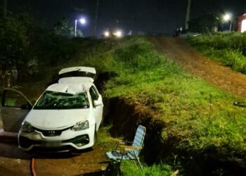 Posadas: un conductor perdió el control de su auto en una calle empinada y terminó despistando