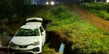 Posadas: un conductor perdió el control de su auto en una calle empinada y terminó despistando
