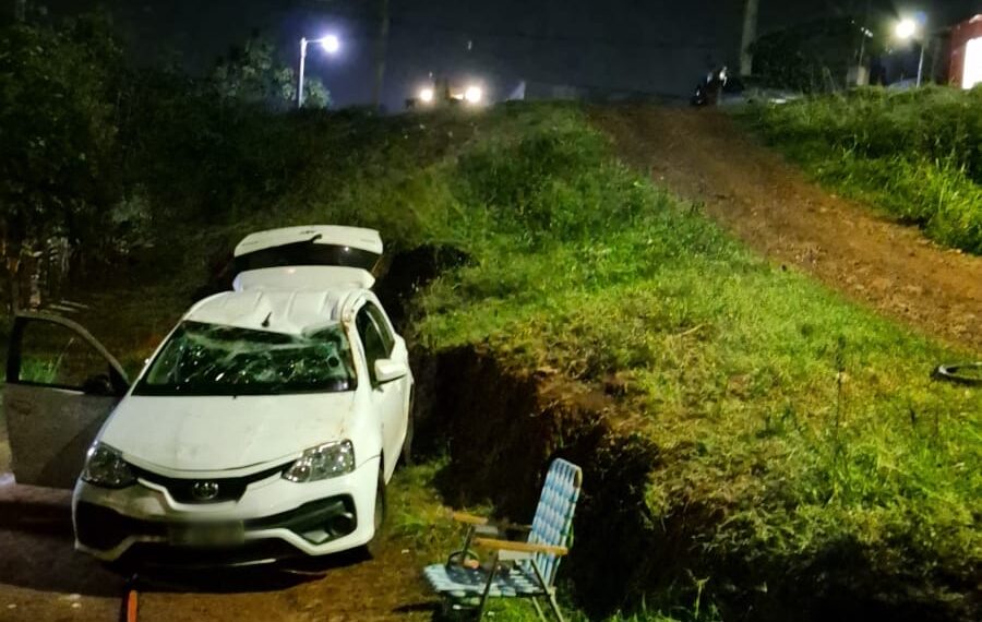 Posadas: un conductor perdió el control de su auto en una calle empinada y terminó despistando