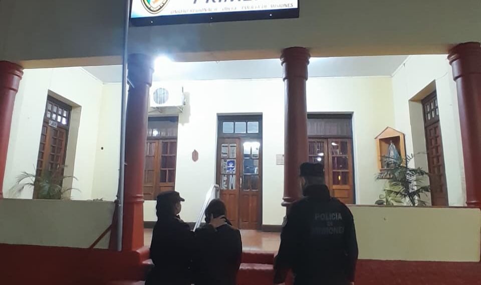 Una docente usó la tarjeta de una colega sin que lo notara: Cibercrimen la identificó por las compras y fue detenida