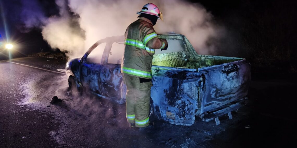 Una camioneta se incendió por completo sobre la Ruta Provincial 19 en Wanda