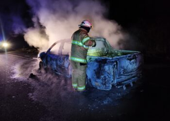 Una camioneta se incendió por completo sobre la Ruta Provincial 19 en Wanda
