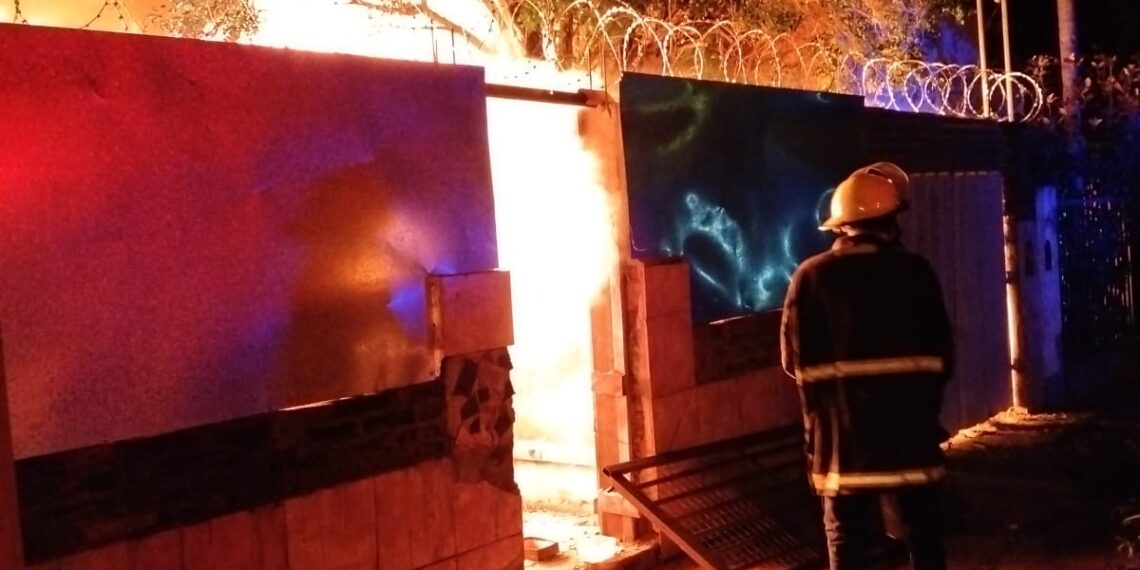 Presunto incendio intencional destruyó una vivienda y dañó otra en Posadas