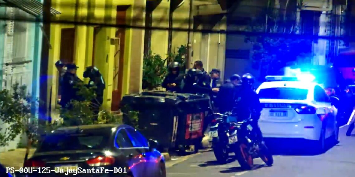 Merodeaban autos estacionados y cayeron dos presuntos ladrones de baterías en Posadas