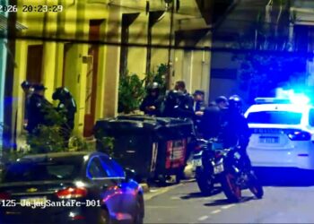 Merodeaban autos estacionados y cayeron dos presuntos ladrones de baterías en Posadas