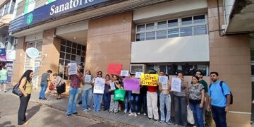 Empleados del Sanatorio Posadas reclaman el pago de haberes atrasados