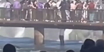 Un turista se arrojó al agua para recuperar su celular en las Cataratas del Iguazú
