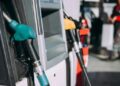 El Gobierno evalúa postergar nuevamente el impuesto a los combustibles para contener los precios