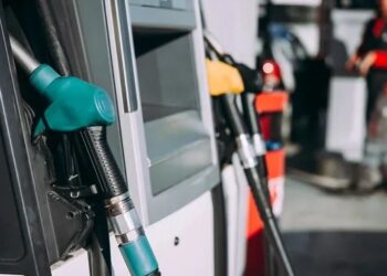 El Gobierno evalúa postergar nuevamente el impuesto a los combustibles para contener los precios