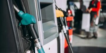 El Gobierno evalúa postergar nuevamente el impuesto a los combustibles para contener los precios
