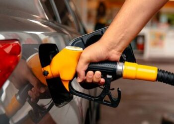 Postergan el aumento de impuestos a los combustibles para contener los precios