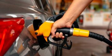 Postergan el aumento de impuestos a los combustibles para contener los precios