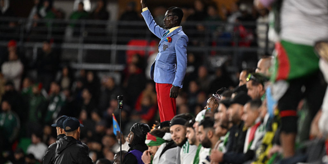 Lumumba Vea, el fanático del Congo que se volvió viral por permanecer inmóvil durante los partidos