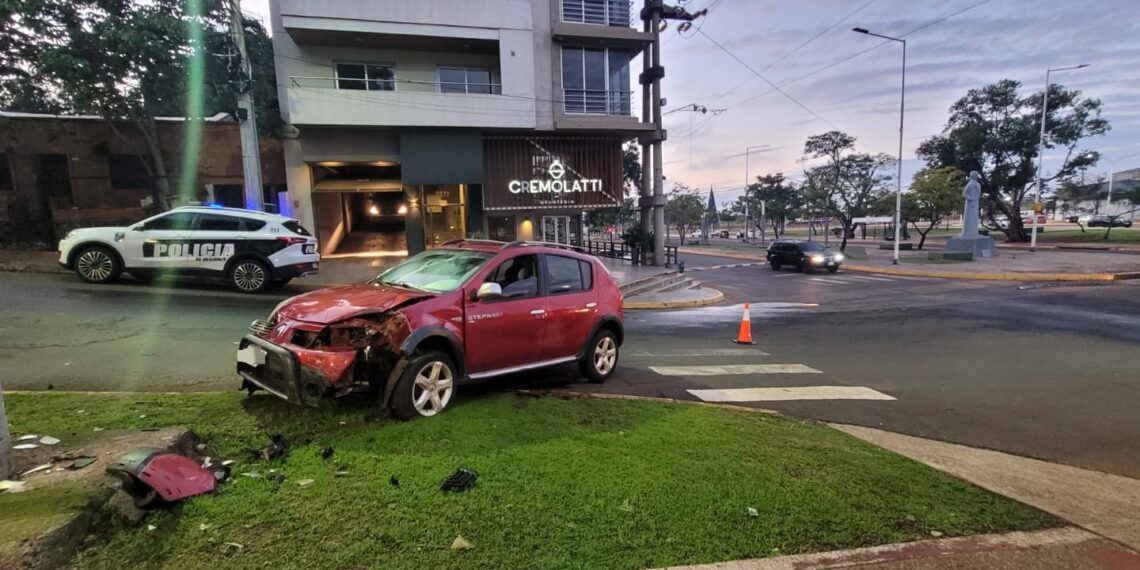 Una automovilista perdió el control y chocó contra una columna en la rotonda de Mitre y Sáenz Peña