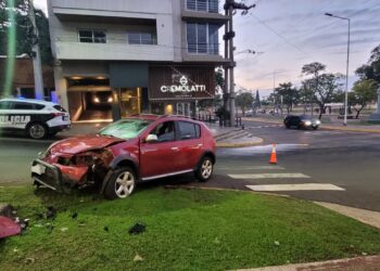 Una automovilista perdió el control y chocó contra una columna en la rotonda de Mitre y Sáenz Peña
