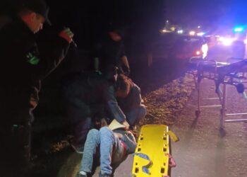 Un hombre de 72 años fue embestido por una motocicleta mientras caminaba por la ruta