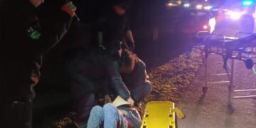 Un hombre de 72 años fue embestido por una motocicleta mientras caminaba por la ruta