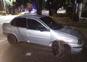 Intentaron remolcar el auto con el que chocaron y terminaron abandonándolo en Posadas