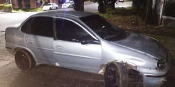 Intentaron remolcar el auto con el que chocaron y terminaron abandonándolo en Posadas
