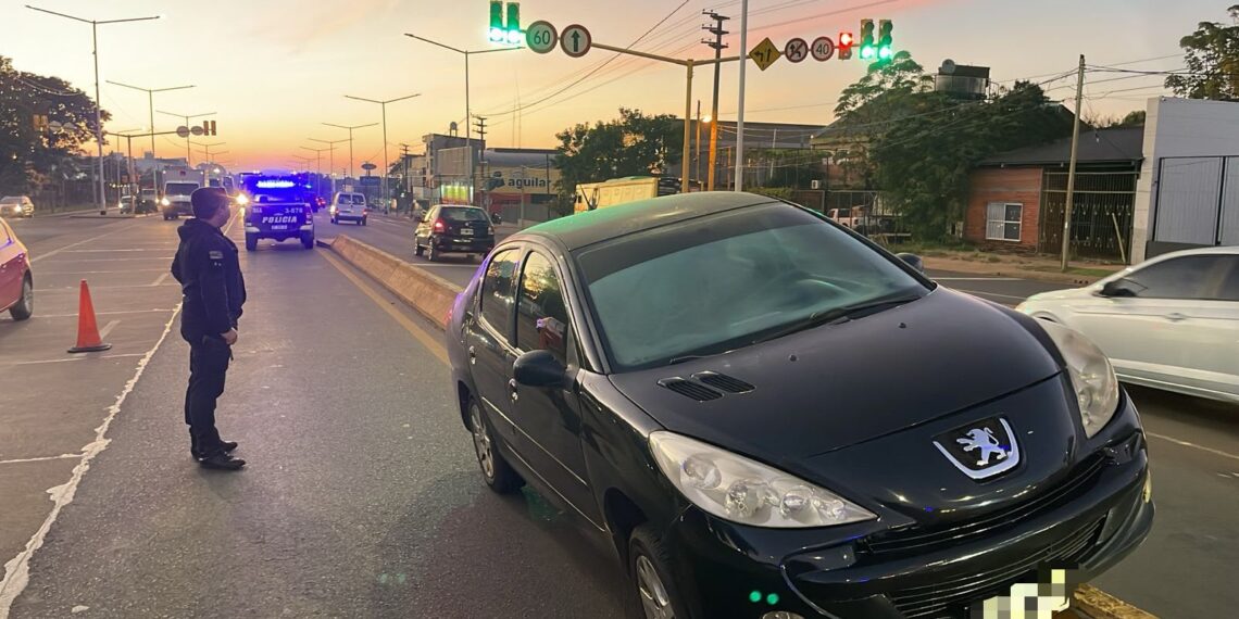 Despistó con su auto y terminó sobre una barrera divisoria de cemento en Posadas