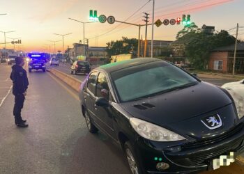 Despistó con su auto y terminó sobre una barrera divisoria de cemento en Posadas