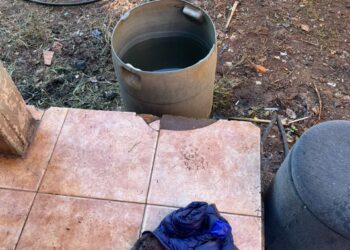 Investigan la muerte de un menor que fue hallado dentro de un tambor con agua en su vivienda