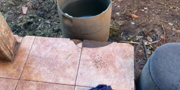 Investigan la muerte de un menor que fue hallado dentro de un tambor con agua en su vivienda