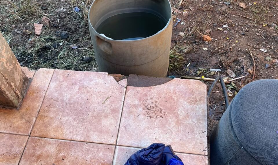 Investigan la muerte de un menor que fue hallado dentro de un tambor con agua en su vivienda