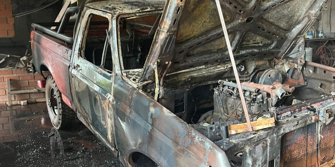 Una camioneta resultó destruida tras un incendio en un taller de chapa y pintura en Oberá