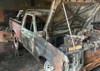Una camioneta resultó destruida tras un incendio en un taller de chapa y pintura en Oberá