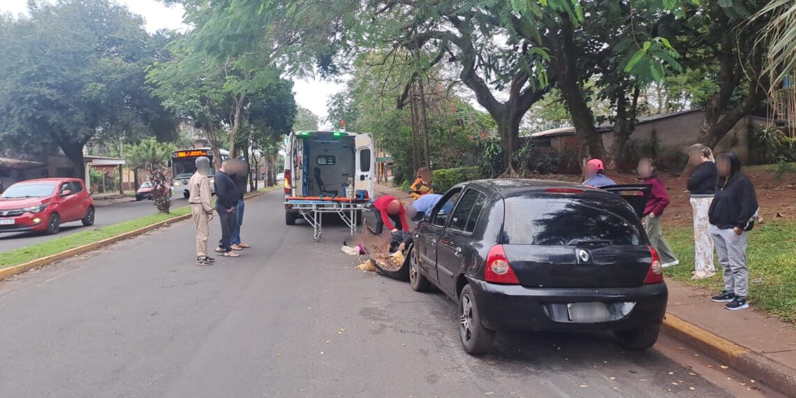 Un choque entre una moto y un automóvil dejó dos lesionados en Posadas