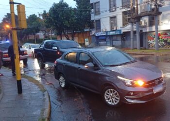 Esperaba el cambio de semáforo y fue embestido por una camioneta en Posadas