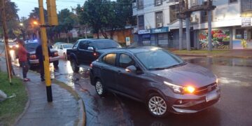 Esperaba el cambio de semáforo y fue embestido por una camioneta en Posadas