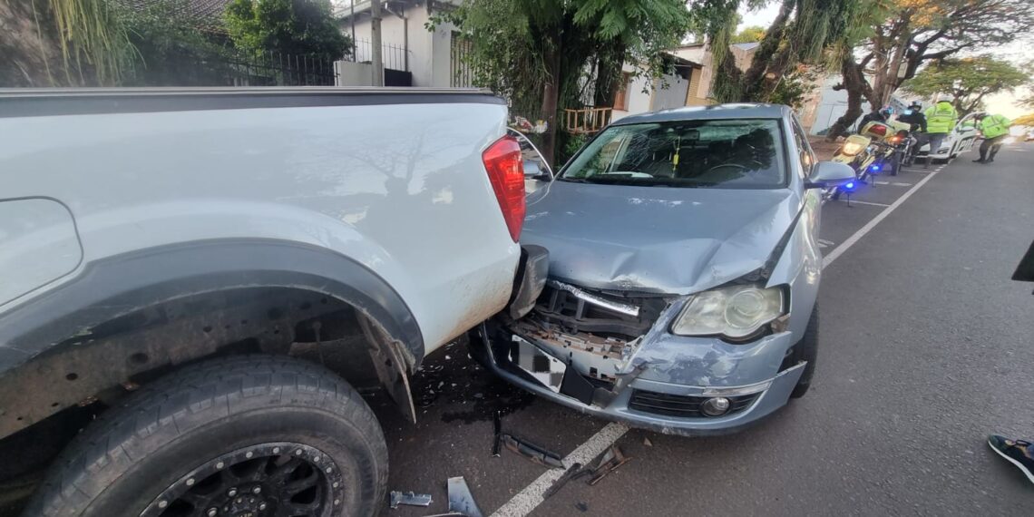 Perdió el control de su auto y chocó contra una camioneta estacionada en pleno centro de Posadas