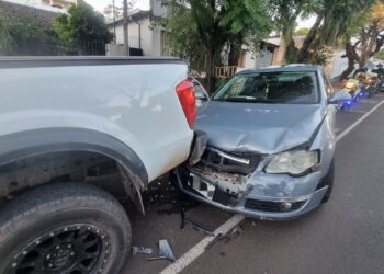Perdió el control de su auto y chocó contra una camioneta estacionada en pleno centro de Posadas