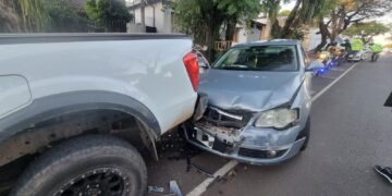 Perdió el control de su auto y chocó contra una camioneta estacionada en pleno centro de Posadas