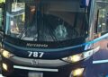 Llegó alcoholizado a la terminal, creyó que el colectivo se había retrasado y lo atacó a pedradas: terminó preso