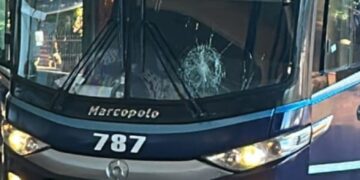 Llegó alcoholizado a la terminal, creyó que el colectivo se había retrasado y lo atacó a pedradas: terminó preso