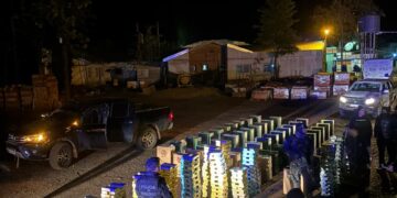Persecución, fuga y millonario contrabando frustrado por la Policía: secuestraron dos camionetas robadas y casi 30 mil atados de cigarrillos