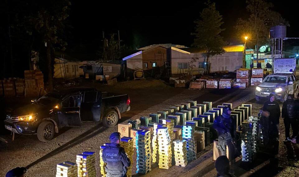 Persecución, fuga y millonario contrabando frustrado por la Policía: secuestraron dos camionetas robadas y casi 30 mil atados de cigarrillos