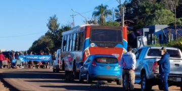 Padres autoconvocados realizan un corte sobre la Ruta Provincial 17 en reclamo por la designación de docentes