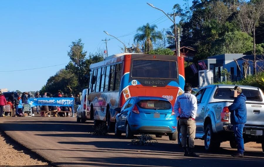 Padres autoconvocados realizan un corte sobre la Ruta Provincial 17 en reclamo por la designación de docentes